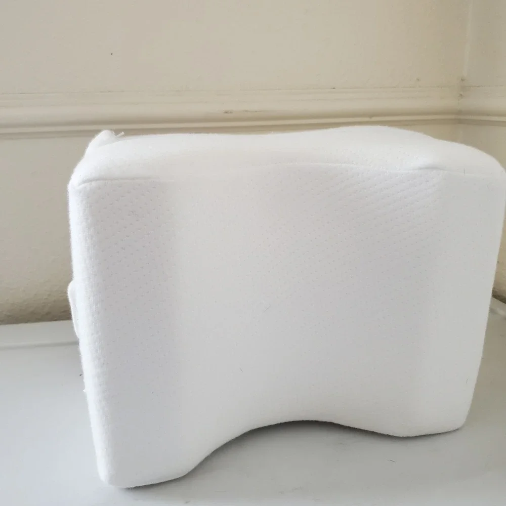 Everlasting Comfort Memory Foam Knee Pillow for Side Sleepers White with Strap